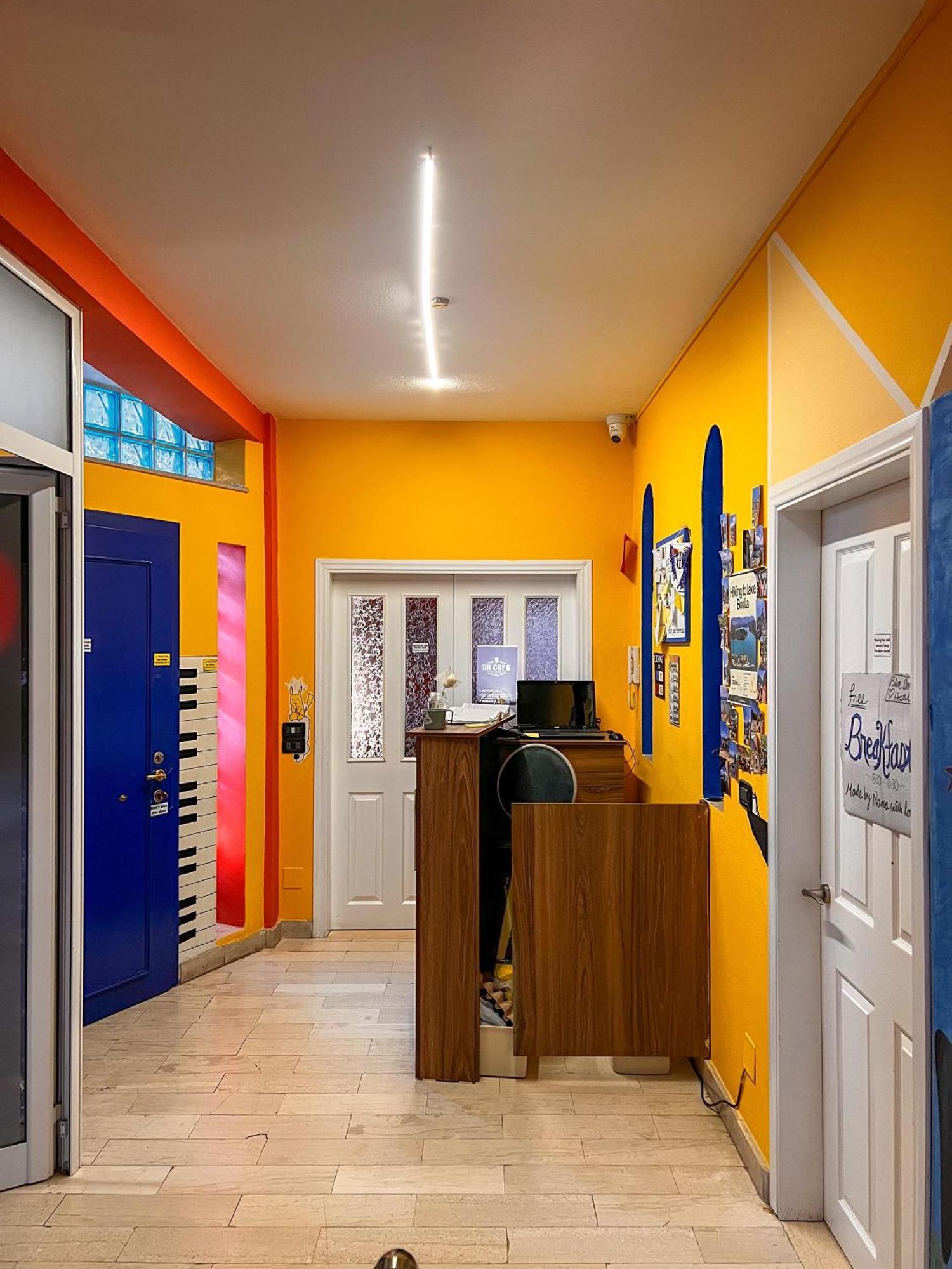 Blue Door Hostel Tirana Exterior foto